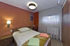 Sypialnia w apartamencie hotelowym.