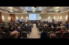 Sala kongresowa z uczestnikami wydarzenia.